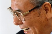 老年人戴的眼镜是什么镜，老年人戴的眼镜是什么镜片