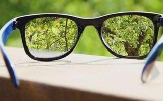 大学生带什么式样眼镜好，大学生带什么式样眼镜好看